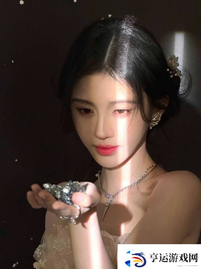 鞠婧祎五官精致玲珑眉眼如画