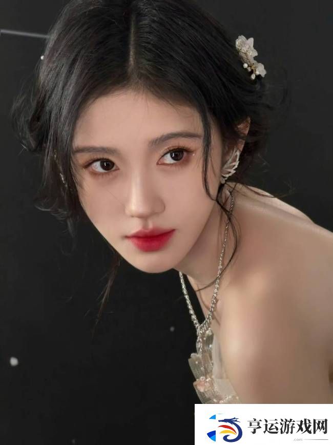 鞠婧祎五官精致玲珑眉眼如画