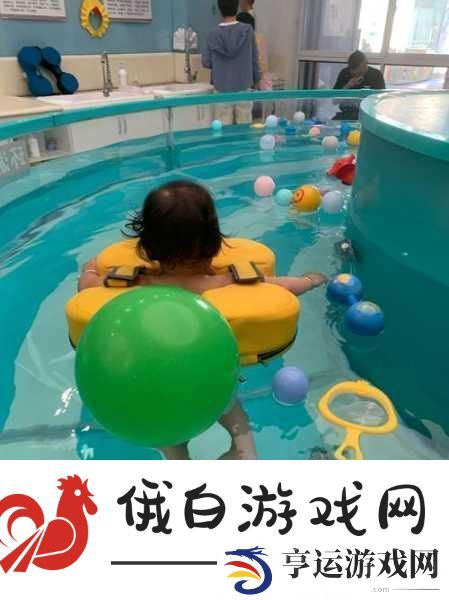 宝宝扶着水池乖乖让爸爸洗头宣称将免费