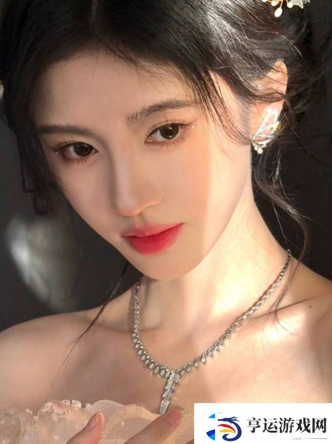 鞠婧祎五官精致玲珑眉眼如画