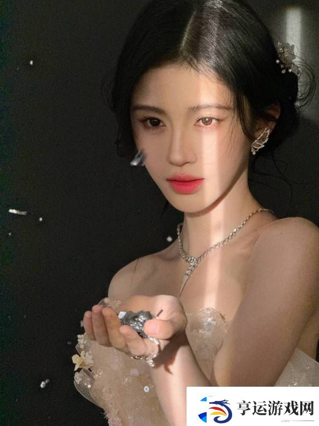 鞠婧祎五官精致玲珑眉眼如画