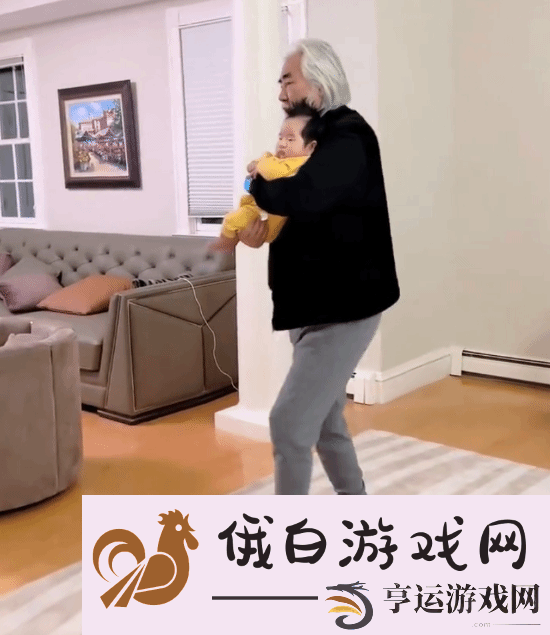73岁张纪中哄四胎女儿睡觉!穿秋裤跳舞老当益壮！