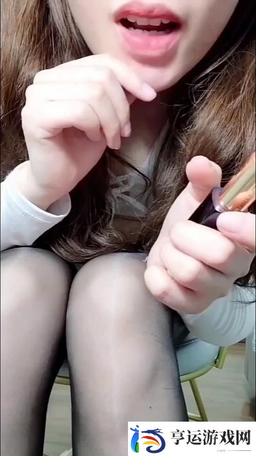探索生命的奥秘：生物老师闵儿用自己给我们讲课
