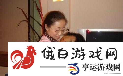老汉在公交车上公然揉搓玩年轻女子双乳事件