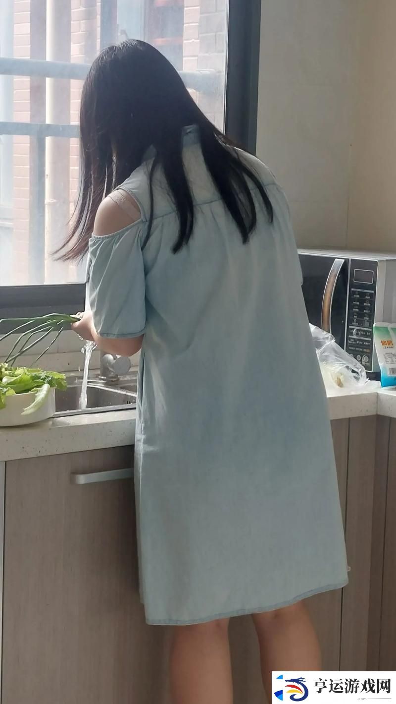 中午妈妈在厨房做饭-友：家的味道总是让人暖心