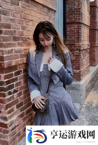 观赏大狗锁住女人狗的视频大全-展现宠物的独特魅力-网友:太有趣了-笑死我了！