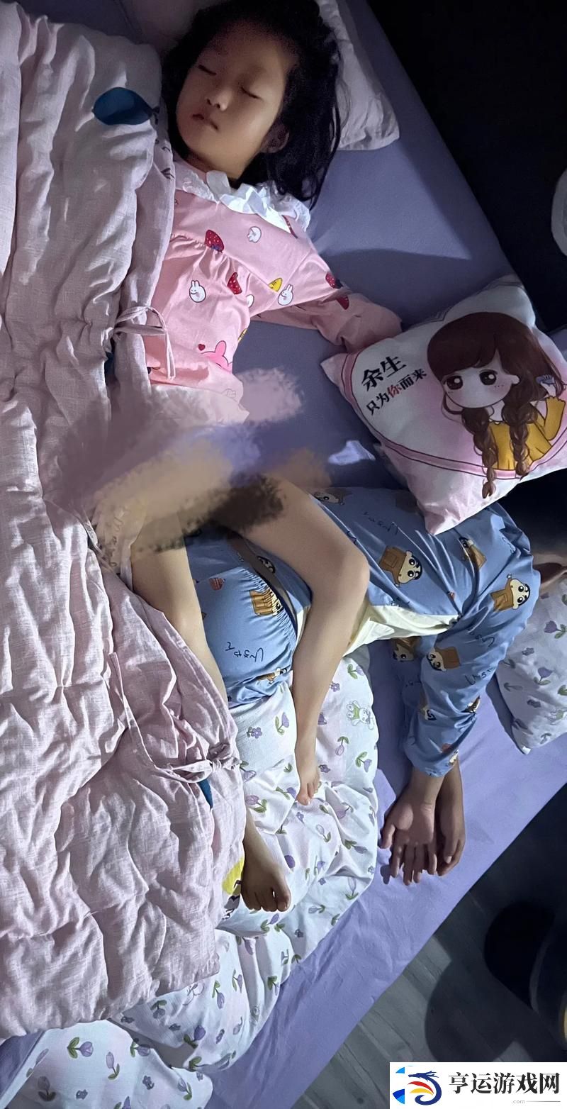 二人生孩子全程不盖被子黄：关于家庭温暖与现代育儿的思考