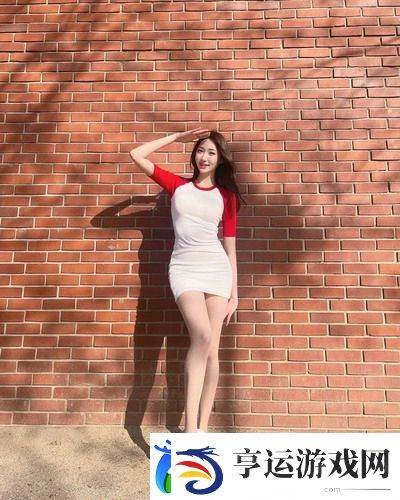 激情四溢！丰满的女邻居三级，网友：热议不断！  